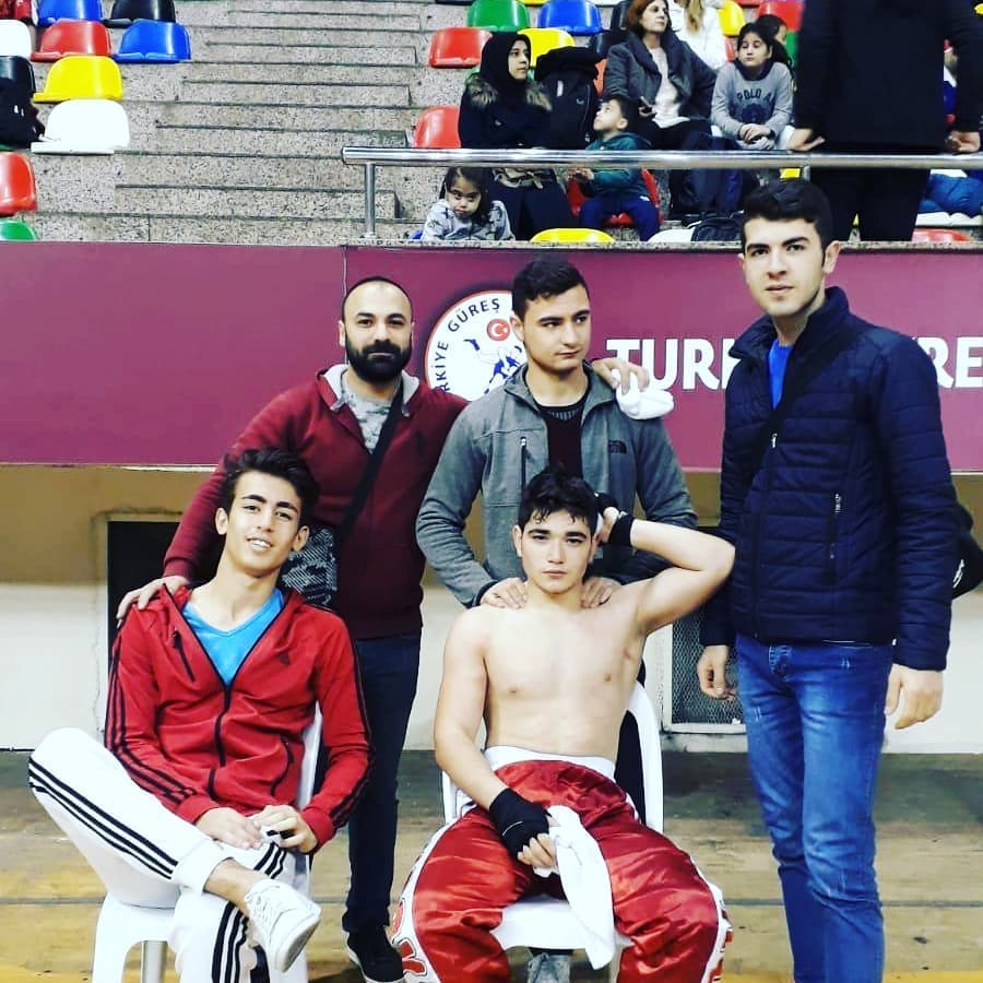 Sporcular müsabaka öncesi tribün önünde bir arada