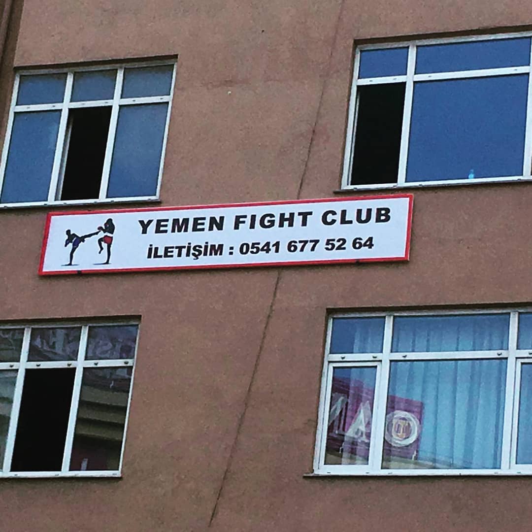 Yemen Fight Club salon binası ve tabelası, Kağıthane