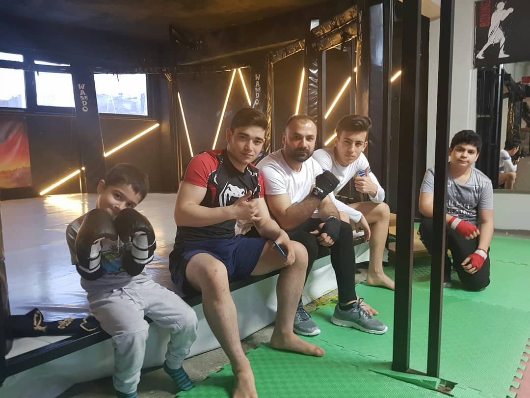 Genç sporcular boks eldivenleriyle antrenman sonrası