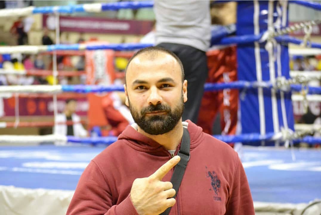 Yemen Fight Club antrenörü müsabaka salonunda ring kenarında