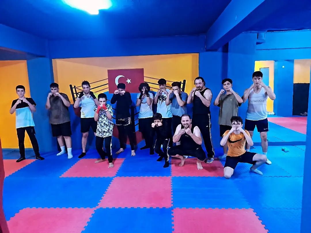 Yemen Fight Club üyeleri salonda gard pozisyonunda toplu antrenman fotoğrafı