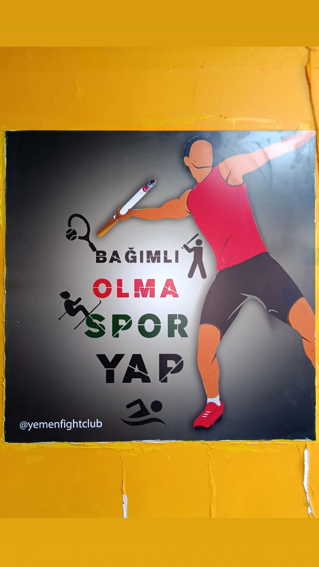 Salon duvarındaki 'Bağımlı Olma Spor Yap' yazılı resim
