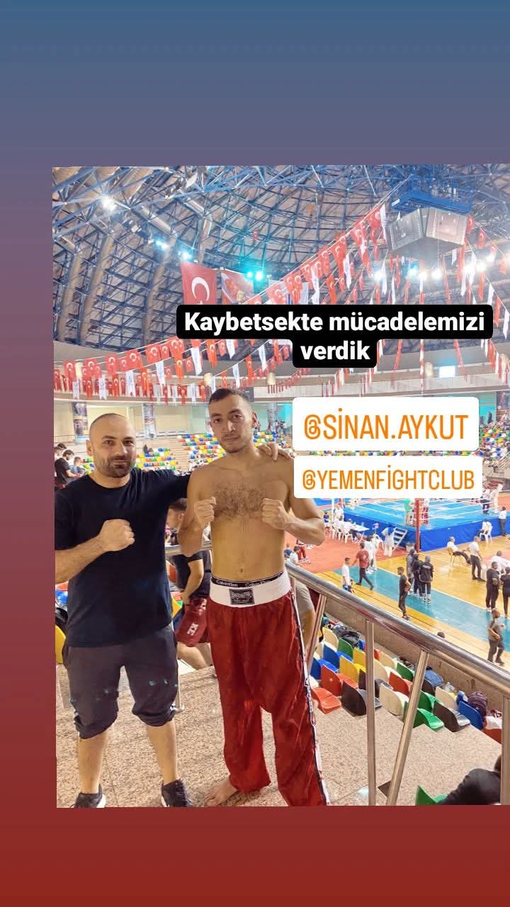 Antrenör ve sporcu şampiyona salonunda