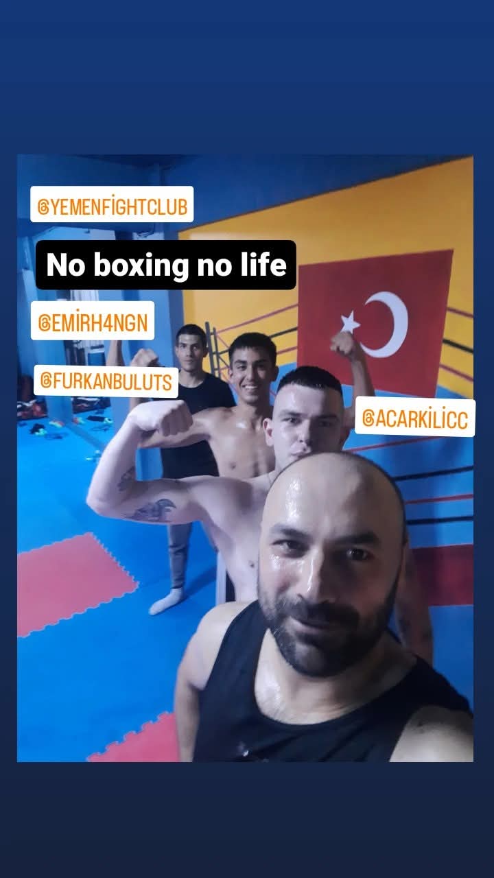 Sporcular antrenman sonrası ring kenarında hatıra fotoğrafında