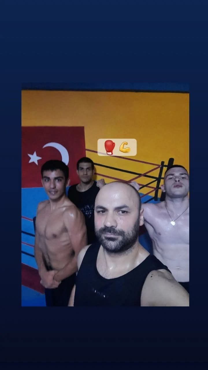 Sporcular ring köşesinde antrenman sonrası